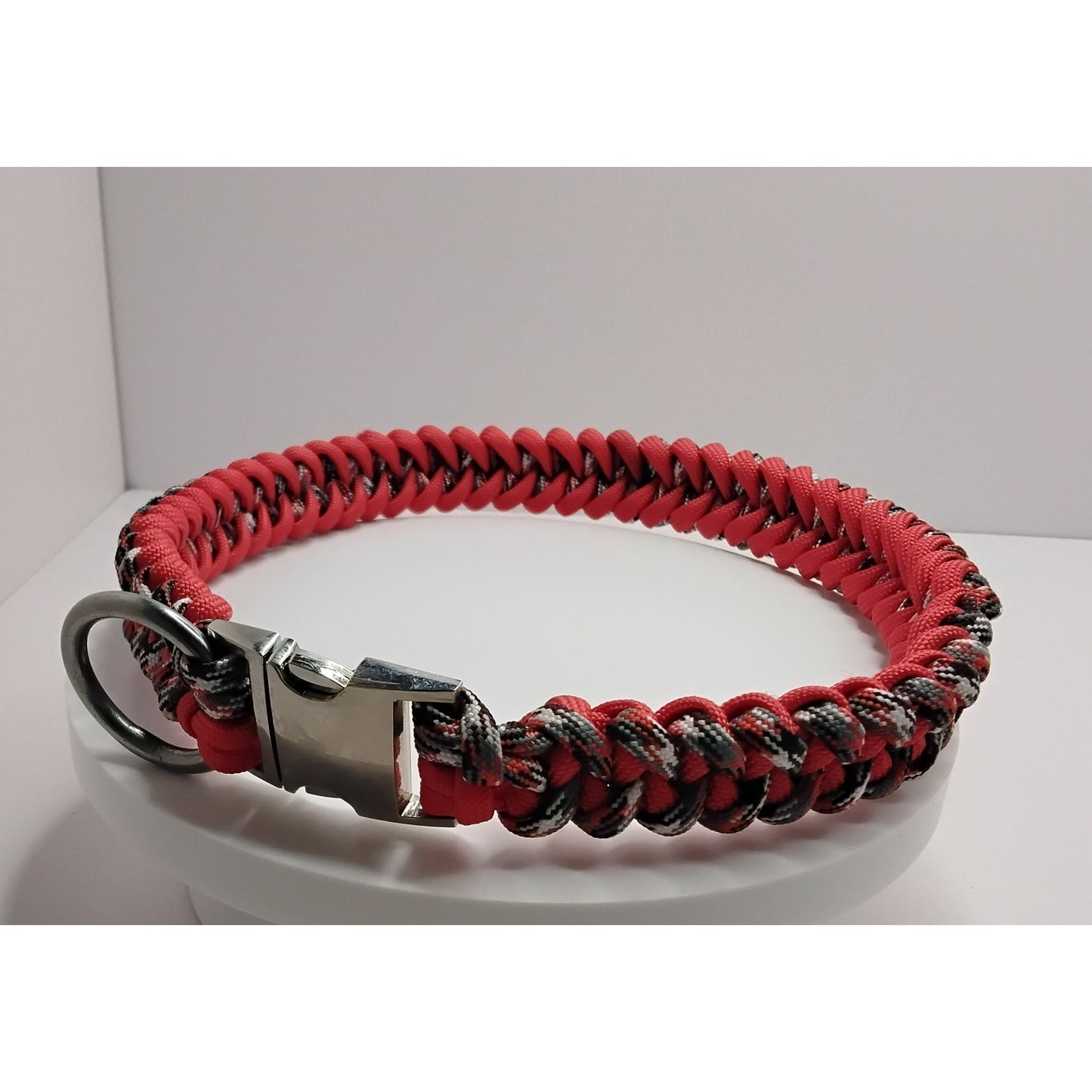 Handwoven Paracord Dog Collar – Shark Jaw Bone Weave (Fits up to 16")