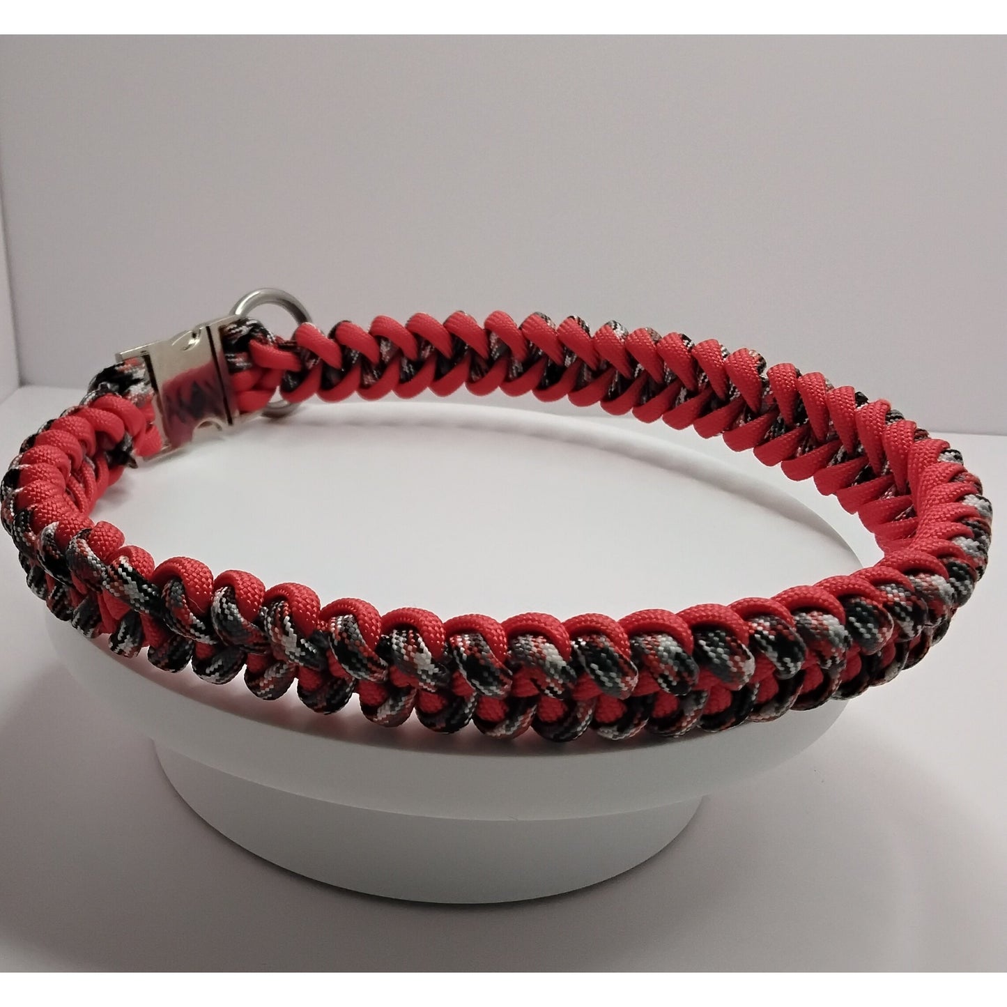 Handwoven Paracord Dog Collar – Shark Jaw Bone Weave (Fits up to 16")